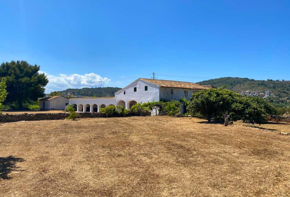 Spectacular old farmhouse - plot of land: 1.6 hectares with vineyard - asking price 460.000€